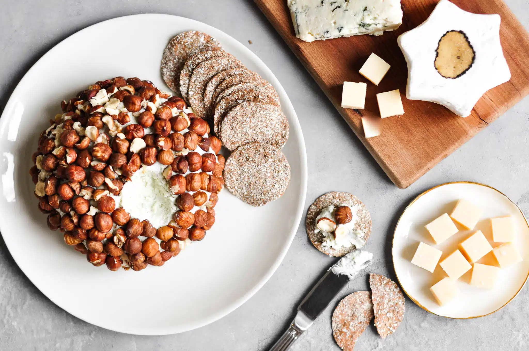 roquefort cheese ball with cheese and crackers