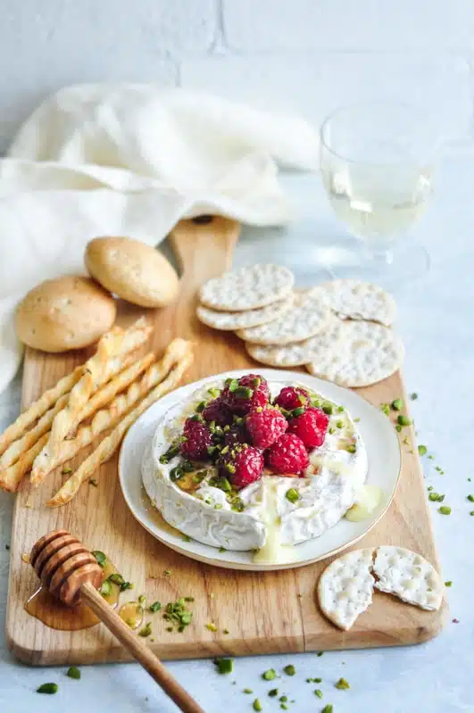 baked camembert honey raspberries with crackers