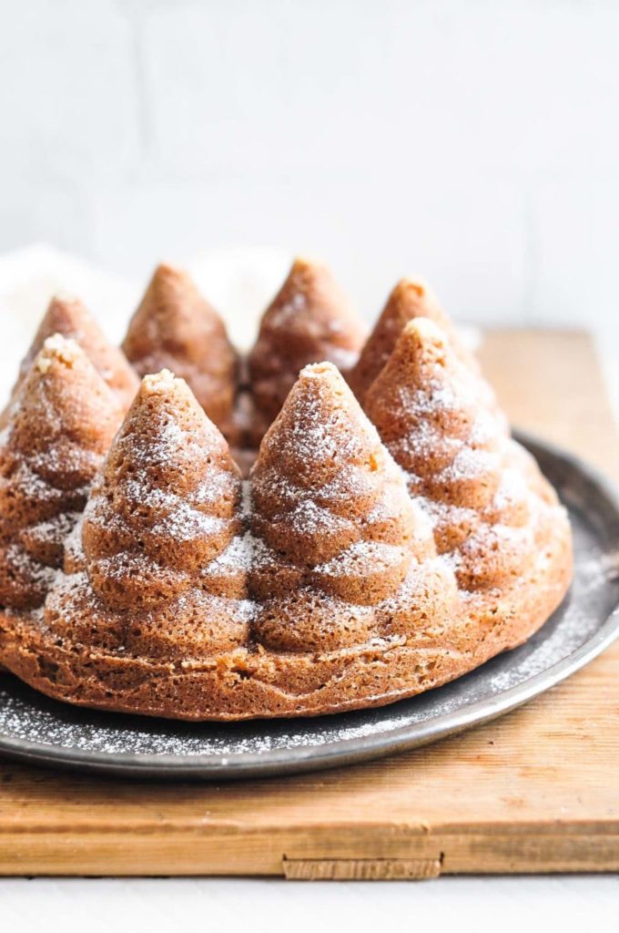 christmas gingerbread cake with icing sugar