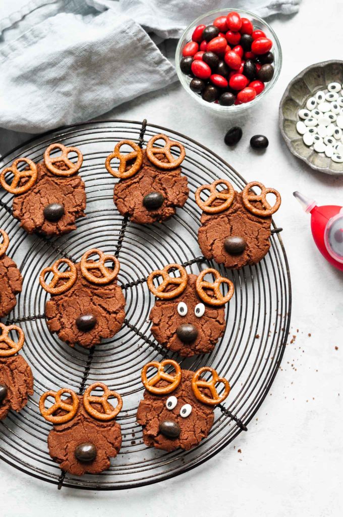 reindeer cookies with pretzels