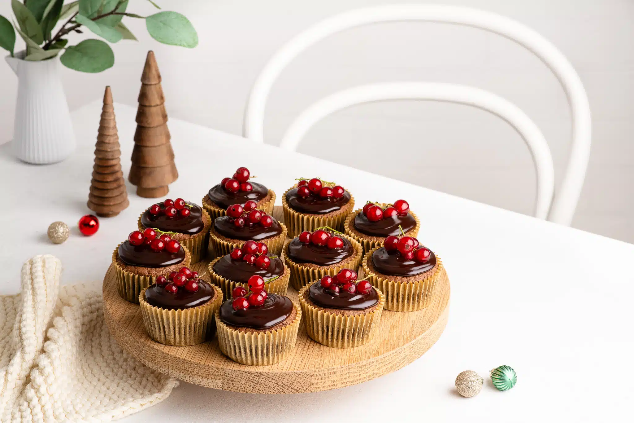 christmas cupcakes with chocolate ganache on wooden cake stand