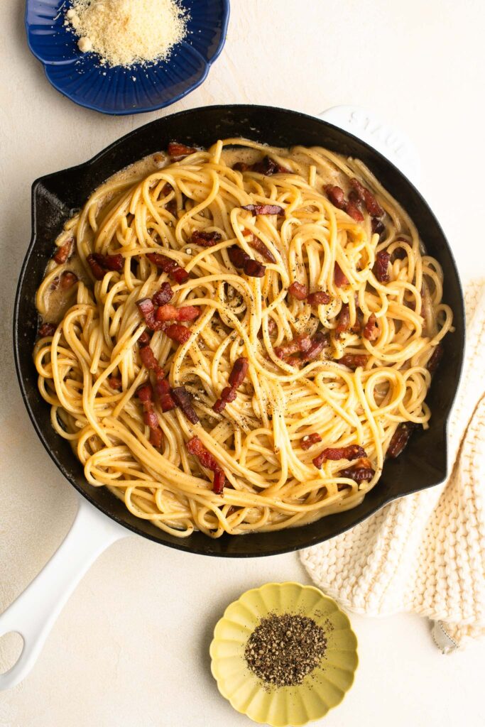 spaghetti carbonara in pan