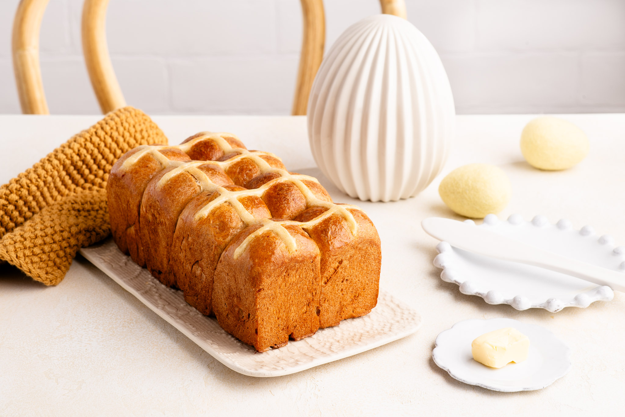 hot cross bun loaf on plate with napkin